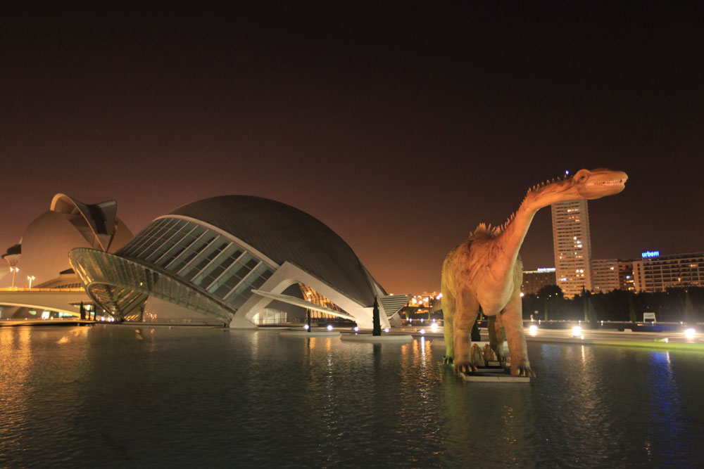 El Dinosaurio de la Ciudad de las Artes y las Ciencias se ilumina de azul!!  – ASPAU